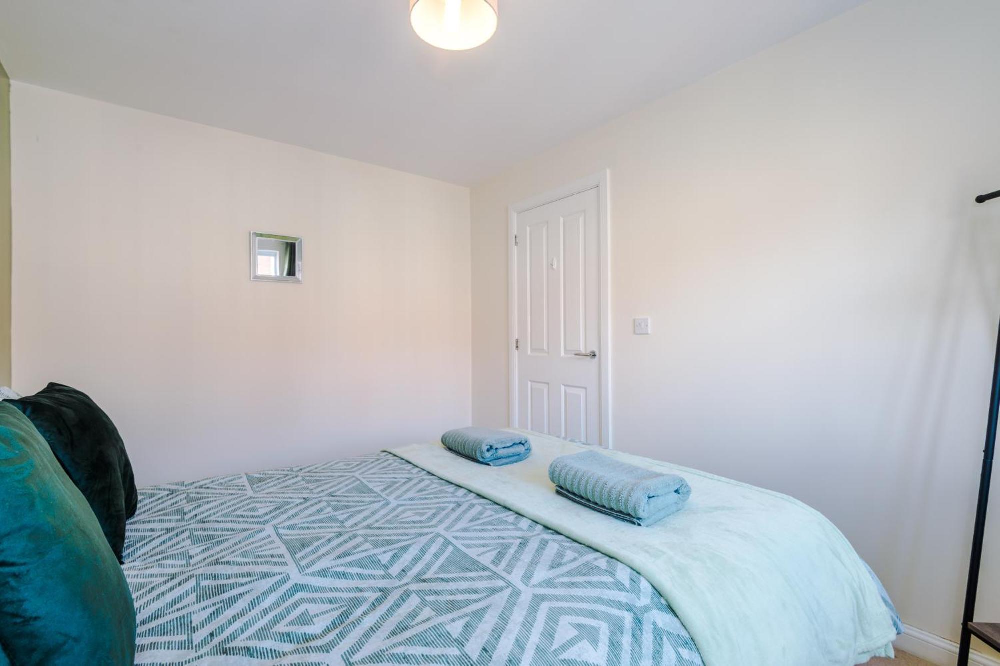 Modern Semi Detached In A Quiet Location, Driveway Parking Villa Ewloe Exterior foto