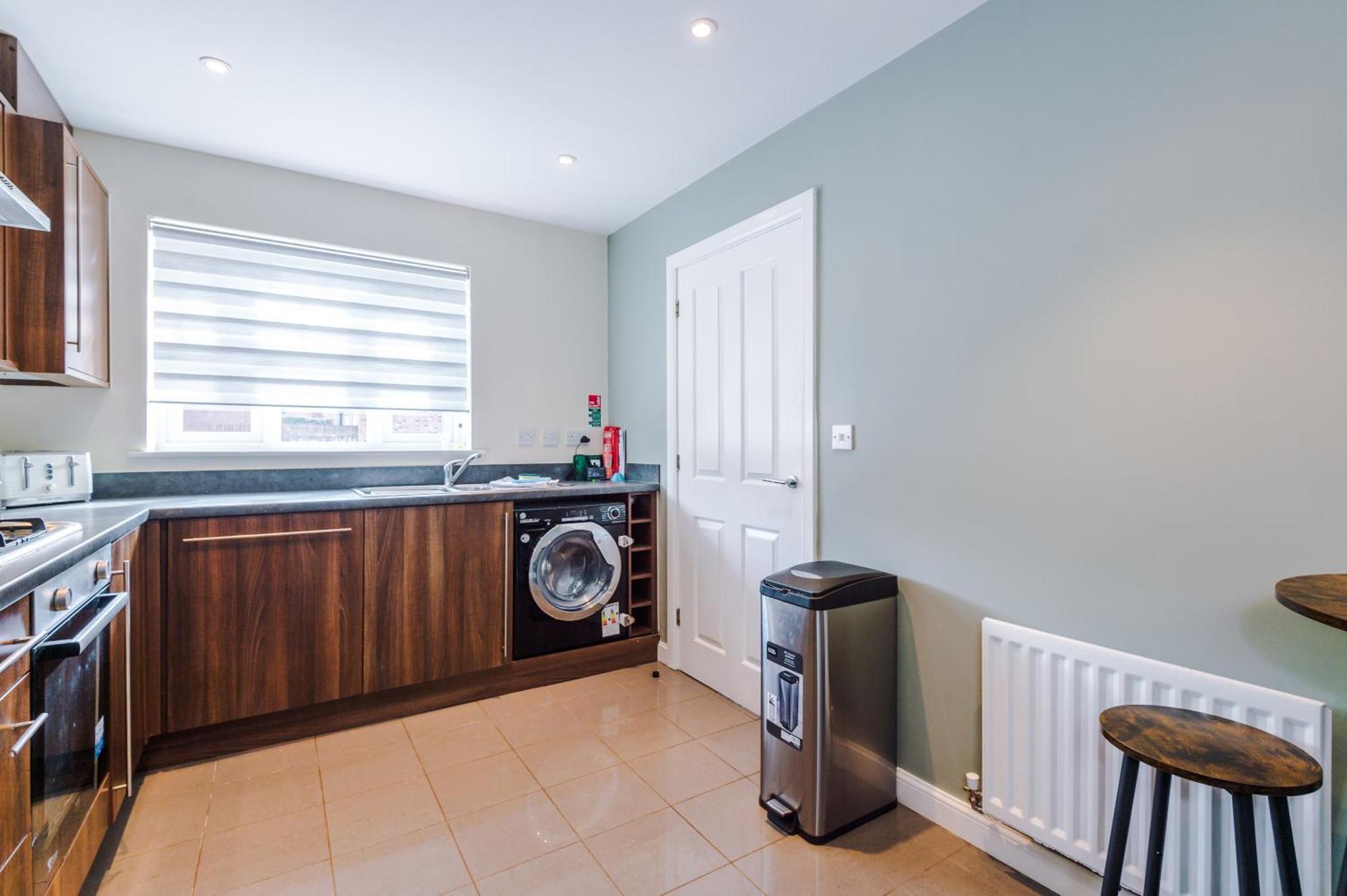 Modern Semi Detached In A Quiet Location, Driveway Parking Villa Ewloe Exterior foto