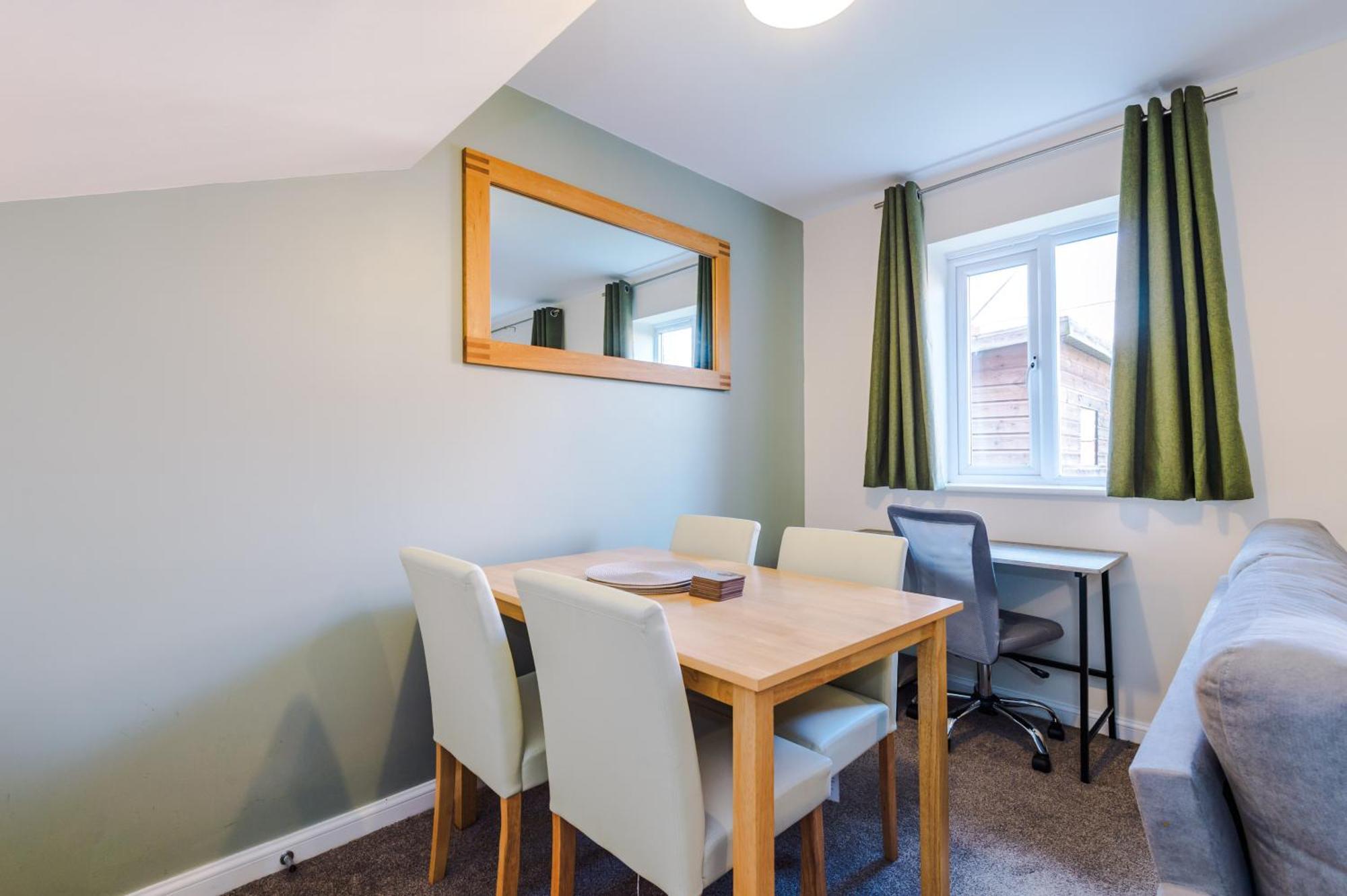 Modern Semi Detached In A Quiet Location, Driveway Parking Villa Ewloe Exterior foto