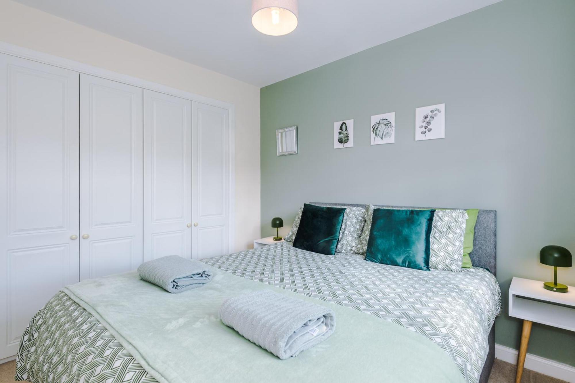 Modern Semi Detached In A Quiet Location, Driveway Parking Villa Ewloe Exterior foto